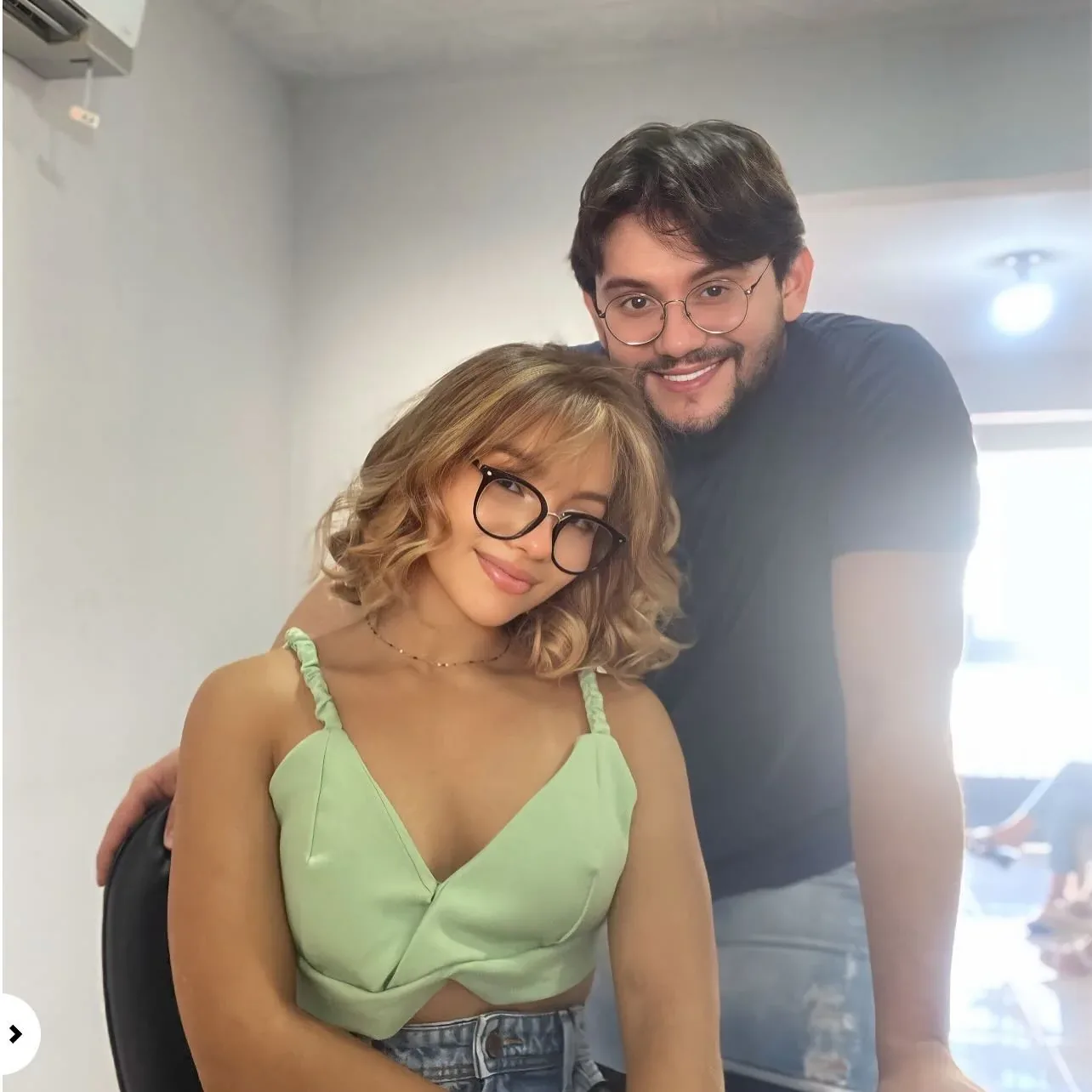 Jucelio Silva ao lado de uma cliente após atendimento